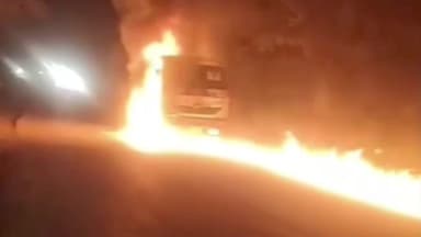 दुधि: गाढ़ा बैरियर के पास राखड़ लदे ट्रक में आग लगी, चालक सुरक्षित, सड़क पर लगा लंबा जाम
