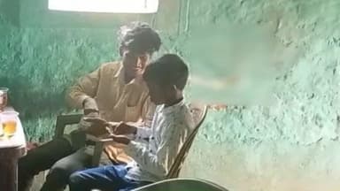 रायडीह: मांझा टोली के गांव ढाबा में नाबालिग लड़कों को परोसी जा रही शराब, दिन भर छलकता है जाम