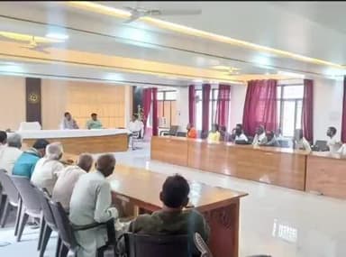 सरीला: सरीला तहसील परिसर में तहसीलदार की मौजूदगी में कोटेदारों की बैठक, फार्मर रजिस्ट्री में प्रतिशतता बढ़ाने के दिए निर्देश