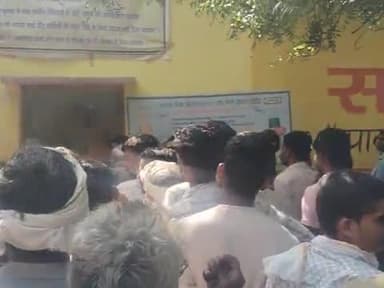 मऊरानीपुर में खाद के लिए किसान हो रहे हैं परेशान