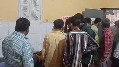 तिलहर: नगर के सरकारी अस्पताल के पास बाइक अनियंत्रित होकर डिवाइडर से टकराई, युवक घायल हुआ