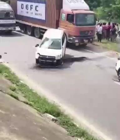 ఉండవెల్లి: పుల్లూరు టోల్ ప్లాజా సమీపంలో కారు బోల్తా...తప్పిన ప్రమాదం