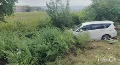 అచ్చంపేట: అయినోల్ గ్రామం వద్ద ముఖ్యమంత్రి బందోబస్తుకు వెళుతున్న డిఎస్పి వాహనాన్ని ఢీకొన్న ట్రాక్టర్