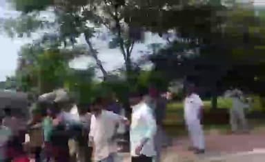 ఉండవెల్లి: ఉండవెల్లి మండల పరిధిలోని 44వ జాతీయ రహదారిపై రైతులు ధర్నా నిర్వహణ