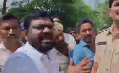 ఉండవెల్లి: 12 క్వింటాల పత్తిని కొనుగోలు చేయాలని రైతు సంఘం నాయకులు డిమాండ్