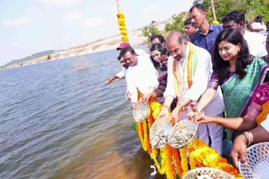కోనారావుపేట: రిజర్వాయర్ లో చేప పిల్లలను వేసిన రాజన్న సిరిసిల్ల జిల్లా ఇన్చార్జి కలెక్టర్ గరిమా అగ్రవాల్, ప్రభుత్వ విప్ ఆది శ్రీనివాస్
