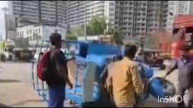 उल्हासनगर: शहाड येथील पुलावर मालवाहू टेम्पो पलटी