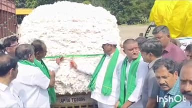 పరకాల వ్యవసాయ మార్కెట్ యార్డులో, పత్తి కొనుగోళ్ళను ప్రారంభించిన ఎమ్మెల్యే ప్రకాష్ రెడ్డి.