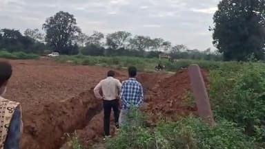 स्लीमनाबाद: प्राइवेट कंपनी ने किसानों की फसल रौंदी, बिना सूचना बाउंड्री तोड़कर खड़ी फसल में की खुदाई