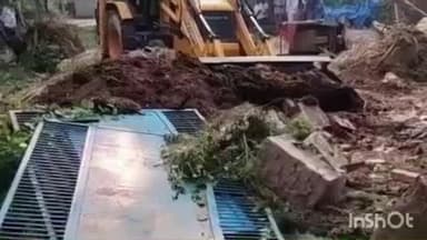 जलालपुर: उप जिलाधिकारी के निर्देश पर रहीमपुर पट्टी गांव में जमीन पर हुए अवैध अतिक्रमण को हटवाया गया