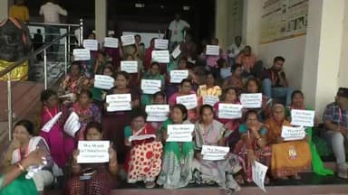 ଦେବଗଡ: ପୁରୁଣା ଡାକ୍ତରଖାନାରେ ୨୪ ଘଂଟିଆ ସ୍ୱାସ୍ଥ୍ୟସେବା ଦାବିରେ ଜିଲ୍ଲାପାଳଙ୍କ କାର୍ଯ୍ୟାଳୟ ଘେରାଉ