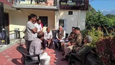 जोशियाड़ा: कोतवाली पुलिस ने चौपाल लगाकर सीनियर सिटीजन को साइबर अपराध के प्रति किया जागरूक