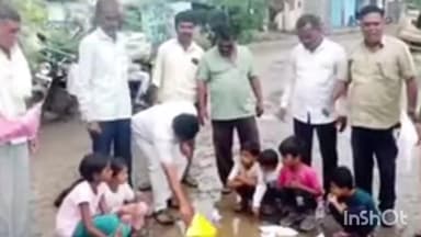 परांडा: बहुजन वंचित पक्षाच्या वतीने पालिका प्रशासनाचा अनोखा निषेध, खड्ड्यातील पाण्यात सोडल्या नावा