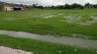 अरेराज: अरेराज नगर पंचायत के स्टेडियम में जल जमा होने से खिलाड़ियों को हो रही परेशानी