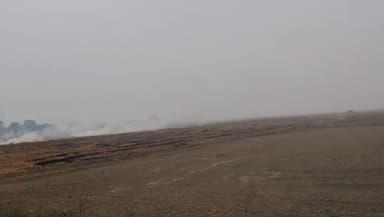 सैफई: सैफई क्षेत्र में खेतों में पराली जलाने का सिलसिला जारी, अधिकारी बेखबर, वायु प्रदूषण बढ़ रहा