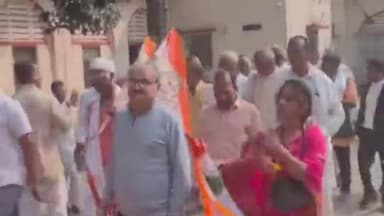 बरहज: देवरिया में बेमौसम बारिश से फसलें बर्बाद, कांग्रेस ने मुआवजे की मांग करते हुए डीएम को सौंपा ज्ञापन