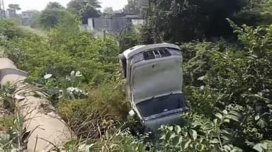 लालसोट: लालसोट घाटे की रलक में मोटरसाइकिल को बचाने के चक्कर में बोलेरो नाले में गिरी, चालक को सकुशल निकाला गया, पुलिस पहुंची