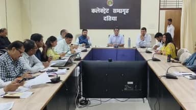 बडोनी: कलेक्टर की अध्यक्षता में कलेक्ट्रेट कार्यालय में समय-सीमा की बैठक आयोजित, लंबित प्रकरणों के निराकरण के निर्देश
