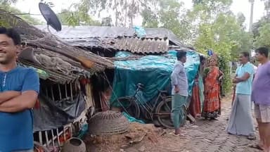 হিঙ্গলগঞ্জ: শ্রীধর কাটি তে শ্বশুর ও শাশুড়িকে বাবা সাজিয়ে বসবাস করছে বাংলাদেশী, এই প্রসঙ্গে প্রতিক্রিয়া দিলেন বিধায়ক দেবেশ মন্ডল