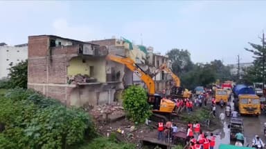 कनाड़िया: गणेश मंदिर के पास नगर निगम की बड़ी कार्रवाई, सड़क चौड़ीकरण में बाधा बन रहे 11 मकान ध्वस्त