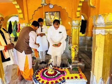 सुठालिया: राज्य मंत्री नारायण सिंह पवार ने महादेव मंदिर में दर्शन कर किया अभिषेक