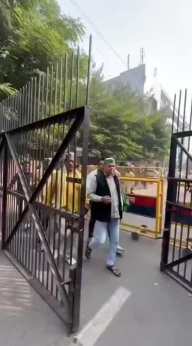 #नोएडा प्राधिकरण घेराव कार्यक्रम के दौरान @भारतीय_किसान_संगठन कार्यकर्ता।
#Bharatiya_Kisan_Sangathan activists during a protest at the #Noida Authority office.
#राष्ट्रीय_अध्यक्ष
@National_President