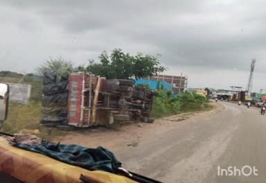 తెల్కపల్లి: తెలకపల్లిలో పత్తి లోడుతో వెళ్తున్న డీసీఎం బోల్తా