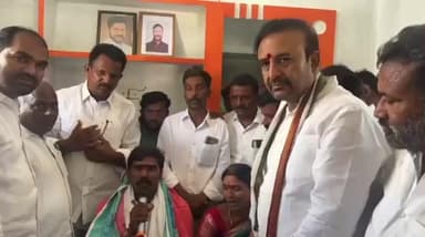 లింగంపేట్: మోతే గ్రామంలో మొట్టమొదటి ఇందిరమ్మ ఇళ్లు, గృహప్రవేశానికి హాజరై దంపతులకు పట్టు వస్త్రాలు అందజేసిన, ఎమ్మెల్యే మదన్ మోహన్