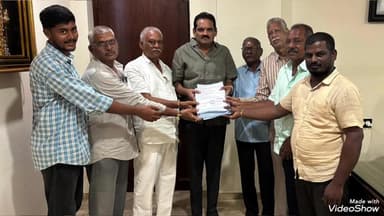 గజపతినగరం: గంట్యాడలో కోటి సంతకాల సేకరణలో భాగంగా సేకరించిన సంతకాల ప్రతులను మాజీ ఎమ్మెల్యే బొత్స అప్పలనరసయ్యకి అందజేసిన వైసీపీ నేతలు