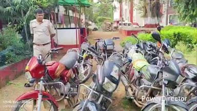सारवां: कोड़ाडीह में पुलिस ने चोरी की 8 मोटरसाइकिलें बरामद की, दो के खिलाफ मामला दर्ज, आरोपित की तलाश जारी