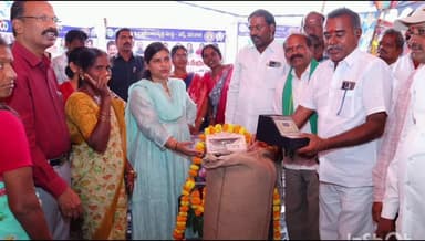 రాయపర్తి: కొండూరు గ్రామంలో ఐకెపి వరి ధాన్యం కొనుగోలు కేంద్రాన్ని జిల్లా కలెక్టర్ ప్రారంభించారు,