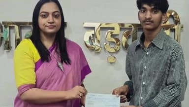 निवाली: बड़वानी कलेक्टर ने ग्राम पोखलिया के छात्र को आर्थिक सहायता राशि का चेक दिया