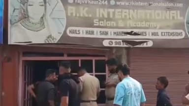 ਫਿਲੌਰ: ਗੁਰਾਇਆਂ ਦੇ ਪਿੰਡ ਦੁਸਾਂਝ ਕਲਾਂ ਵਿਖੇ ਇੱਕ ਸਲੂਨ ਦੀ ਦੁਕਾਨ ਨੂੰ ਦੋ ਅਣਪਛਾਤੇ ਵਿਅਕਤੀਆਂ ਨੇ ਸਾੜਿਆ