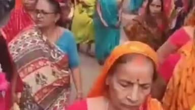 तेघरा: सिमरिया घाट पर स्वामी चिदात्मन जी के नेतृत्व में सोमवार को हुई अंतिम परिक्रमा