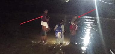 ఏటూరునాగారం: ప్రాణాలు కాపాడుకోవాలంటే.. వాగు దాటాల్సిందే..!