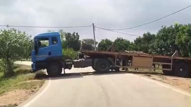 बोलबा: बोलबा मालसाड़ा के पास अनियंत्रित होकर सड़क के बीच फंसा मालवाहक ट्रेलर, जाम से मिली मुक्ति