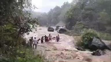 माहूर: अचानक पाऊस आल्याने सात जण माहूर परिसरातील धबधब्यात अडकले मानवी साखळी करून त्यांना बाहेर काढले व्हिडिओ व्हायरल
