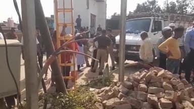 आगरा: आगरा में ट्रांसफॉर्मर लगाने को लेकर मकान मालिक और टोरंट में विवाद ।
#अवैध #आगरा