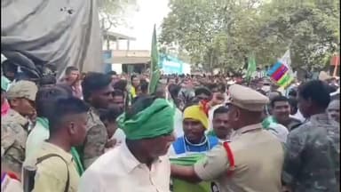 ఏటూరునాగారం: ఏటూరునాగారంలో పోలీసులకు, ఆదివాసులకు మధ్య తోపులాట