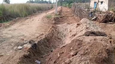 রঘুনাথপুর ২: ধানাড়া গ্রাম ঢোকার মূল রাস্তা JCBদিয়ে কেটে দেওয়ায় গ্রামবন্ধী গ্রামের বাসিন্দারা, ভীষণ অসুবিধায় গ্রামবাসীরা