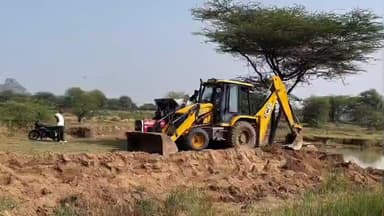 भिनाय: भिनाय में सरकारी भूमि पर अवैध बजरी खनन, ठेकेदार बना रहा सीसी रोड, प्रशासन अवैध खनन से बेखबर