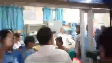 বহরমপুর: মুর্শিদাবাদ মেডিক্যাল কলেজ হাসপাতালের বর্তমান পরিস্থিতি খতিয়ে দেখতে শরীরে উপস্থিত জেলা শাসক