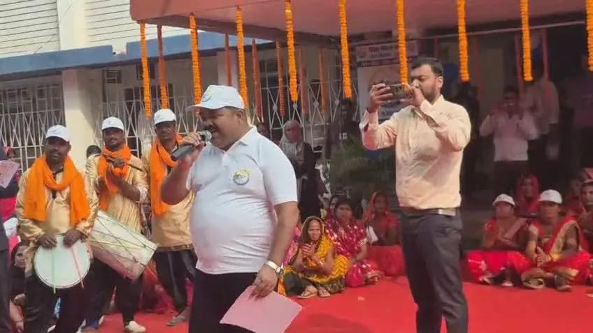 मतदाताओं को जागरूक करने के लिए वरीय कोषागार पदाधिकारी शशिकांत आर्य ने गाया मधुर गीत....
#चलो_करें_मतदान
#लोकतंत्र_का_पर्...