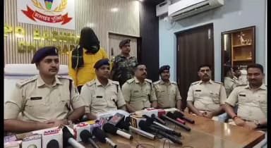 बाघमारा/कतरास: बाघमारा पुलिस ने मुखिया पति पर फायरिंग मामले में एक को किया गिरफ्तार, एसडीपीओ ने कार्यालय में की प्रेस वार्ता