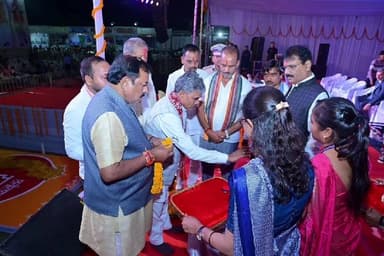 साजा: बेमेतरा बेसिक स्कूल मैदान में आयोजित रजत जयंती समारोह में शामिल हुए साजा विधायक ईश्वर साहू