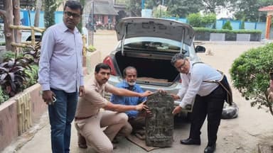 রায়না ১: দামোদর নদ থেকে উদ্ধার করা প্রাচীন বিষ্ণু মূর্তি রায়না থানার পক্ষ থেকে তুলে দেওয়া হল বর্ধমান বিশ্ববিদ্যালয়ে মিউজিয়ামকে