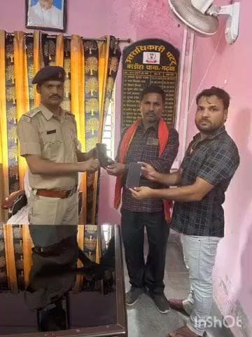 बरडीहा: बरडीहा पुलिस ने दो गुम हुए मोबाइल बरामद कर असली मालिक को सौंपे