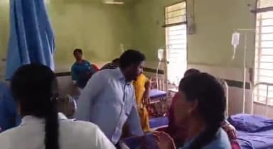 చిలుకూరు: రామచంద్రపురం శివారులో కూలీలతో వెళ్తున్న ఆటో బోల్తా