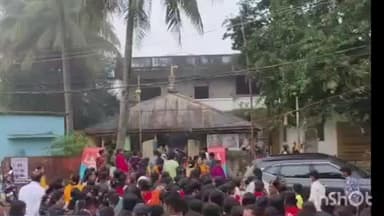 ନବରଙ୍ଗପୁର ପୋଲିସ ଷ୍ଟେସନ: ଶ୍ରୀ ଜଗନ୍ନାଥ ମନ୍ଦିର ସହ ସମସ୍ତ ମନ୍ଦିରରେ ଆଳତି ଦର୍ଶନ ପାଇଁ ଅସମ୍ଭାଳ ଭିଡ