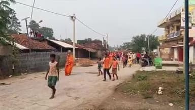 ठाकुरगंगटी: ठाकुर गंगटी: पदेश्वरनाथ महादेव मंदिर में शिवलिंग स्थापना हेतु भव्य कलश शोभायात्रा निकाली गई